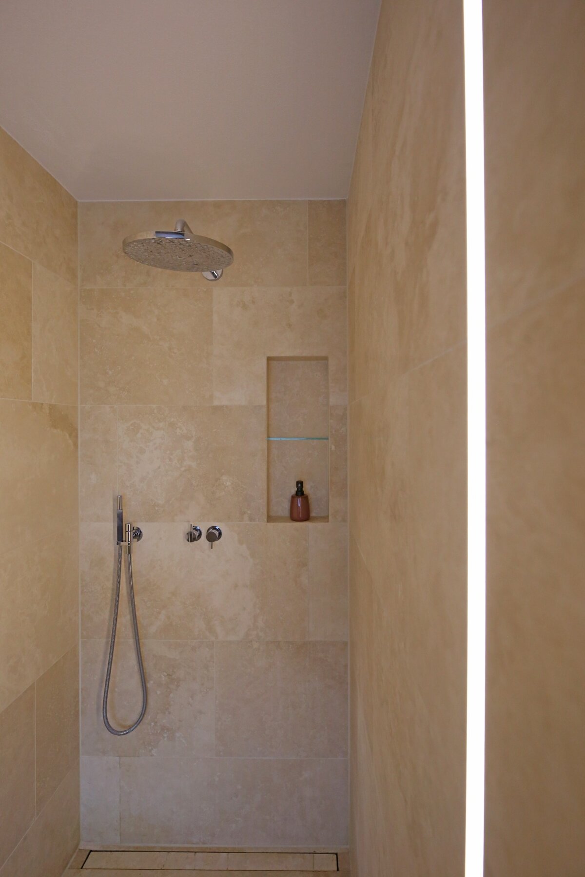 Dusche im Masterbad mit vertikaler Lichtlinie