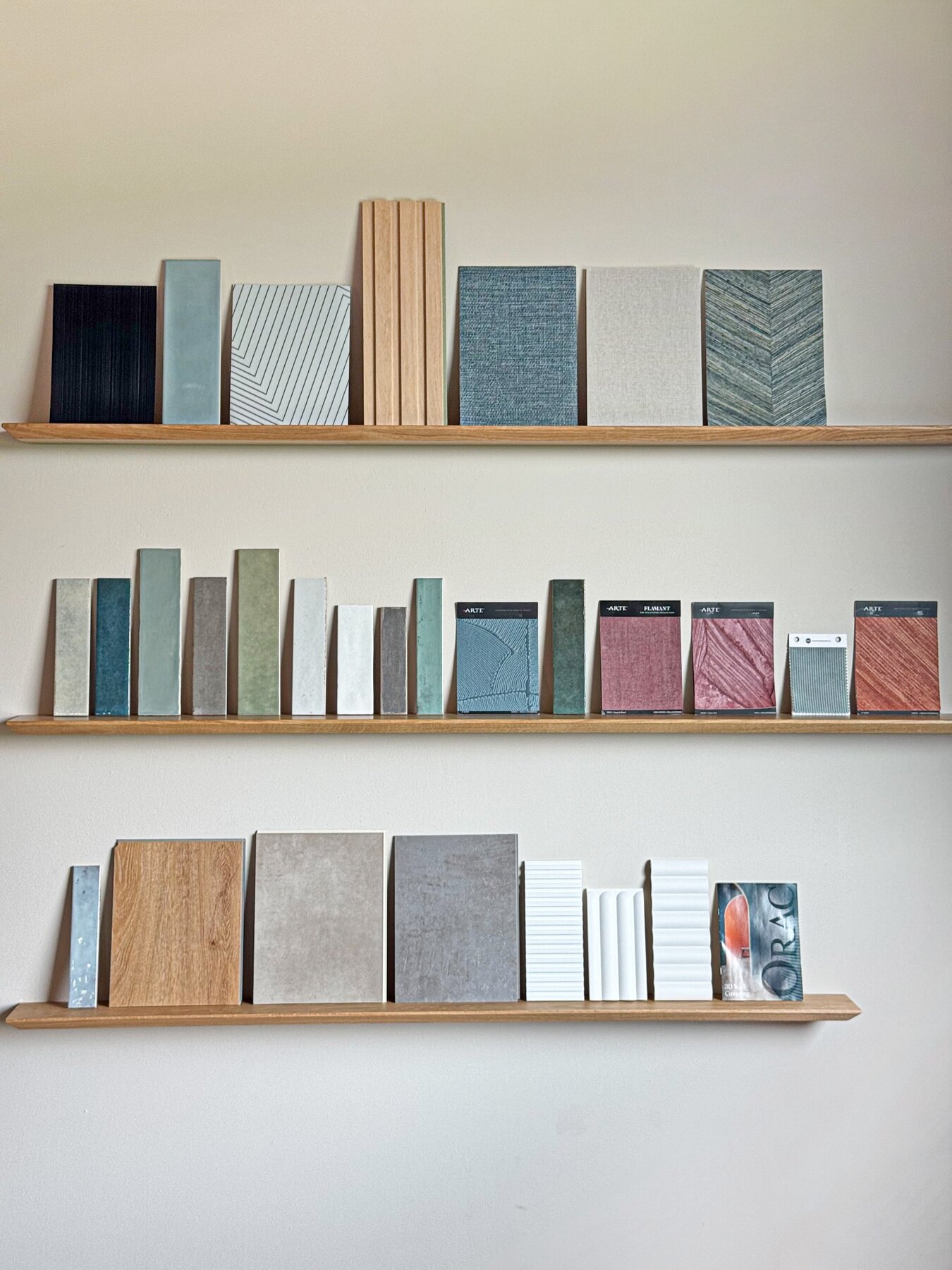 Material- und Tapetenmuster im Studio 12 Showroom